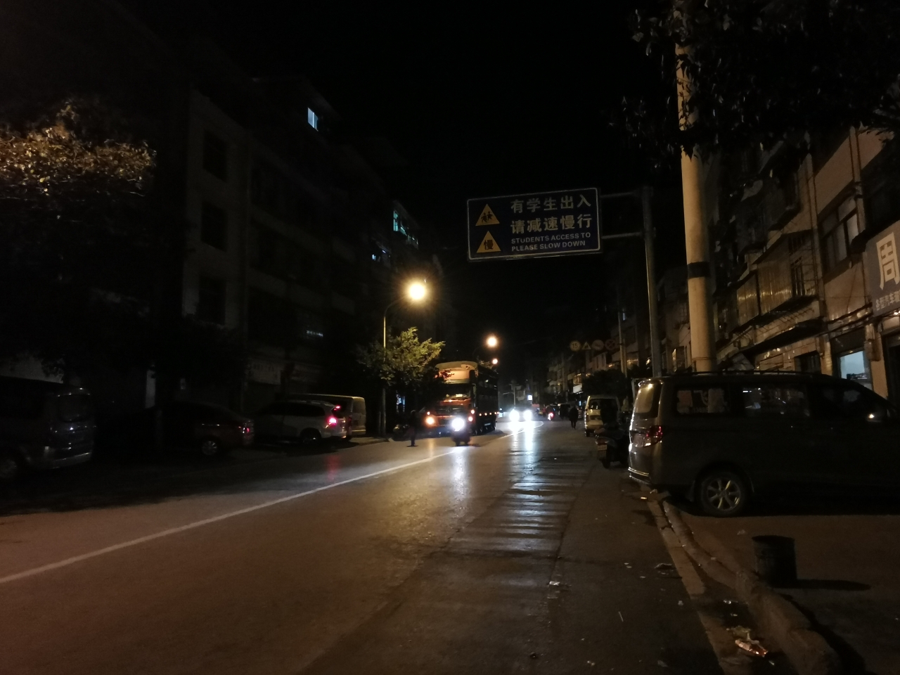【随拍】晚上出去散步,发现城北社区街边的人行道上面都停满了车