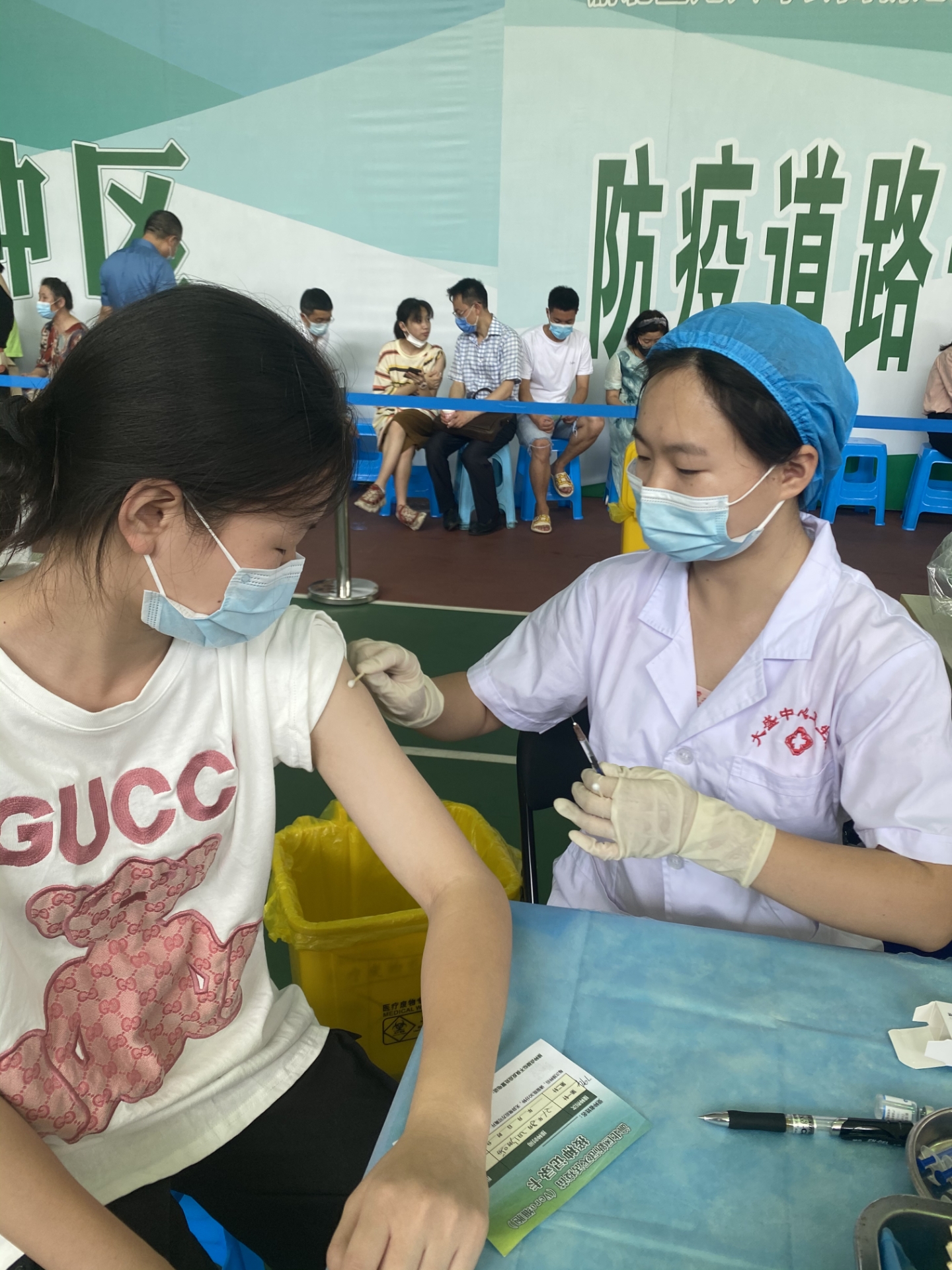 响应国家的号召,带孩子接种疫苗.