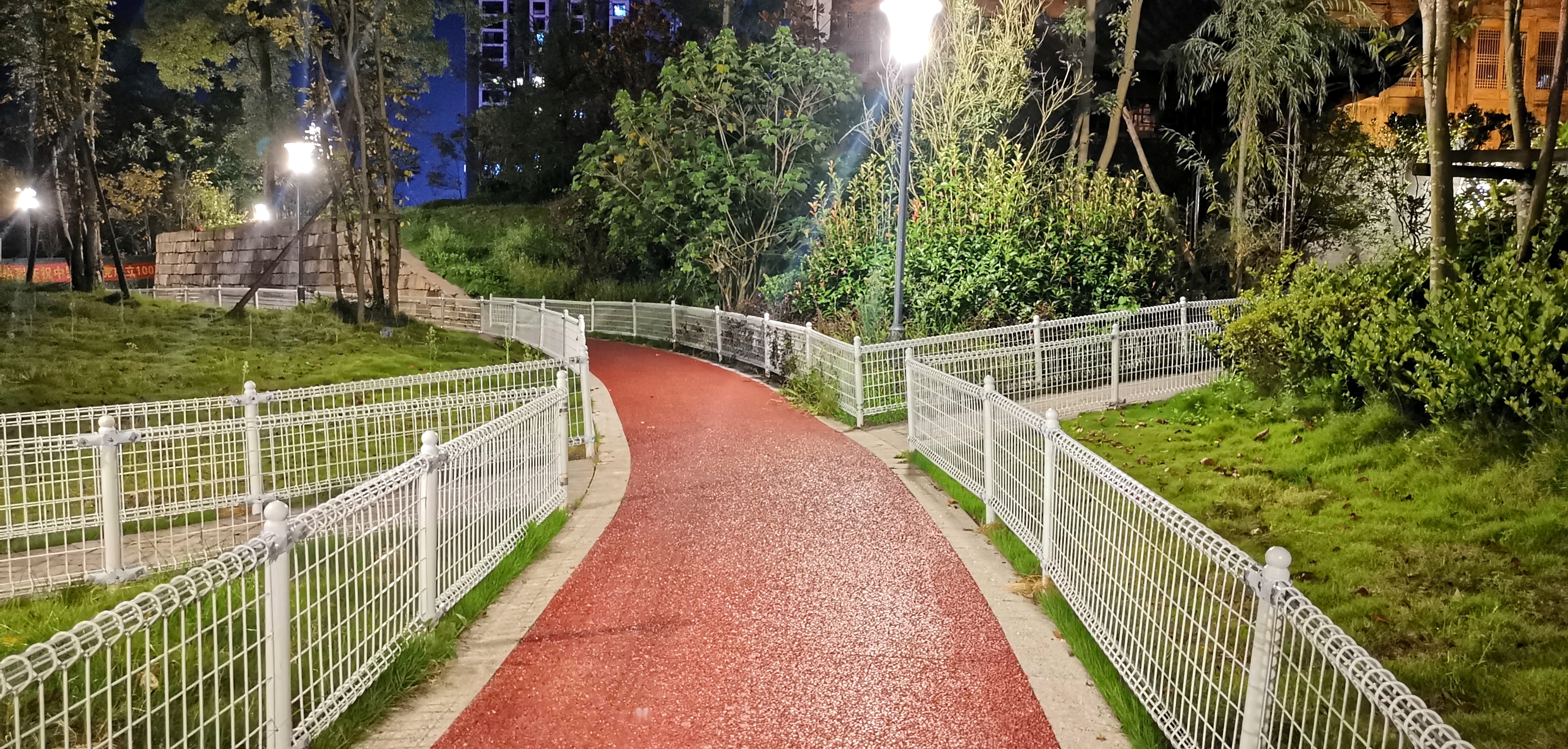 装上护栏的太白岩公园就像走八卦阵爽歪歪的